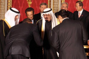 Obama_bowing