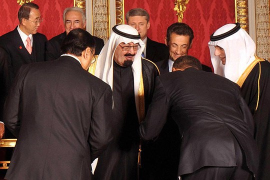 Obama_bowing